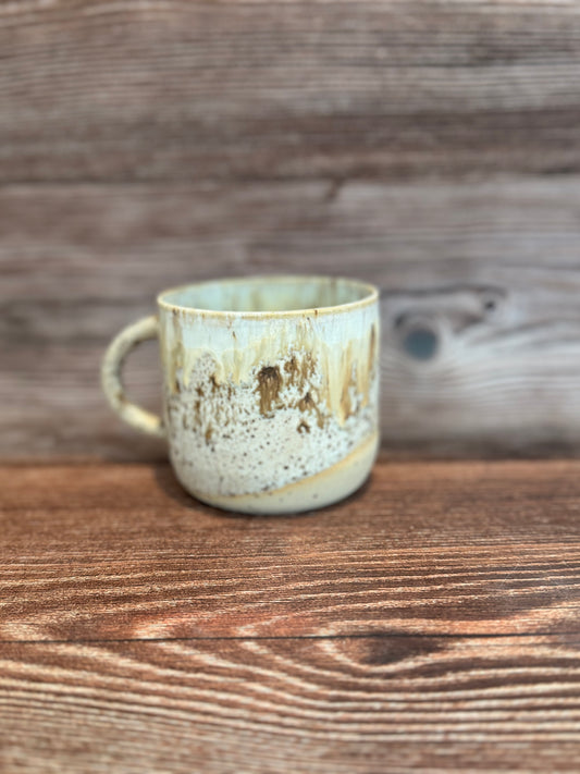 Beige kop med pletter