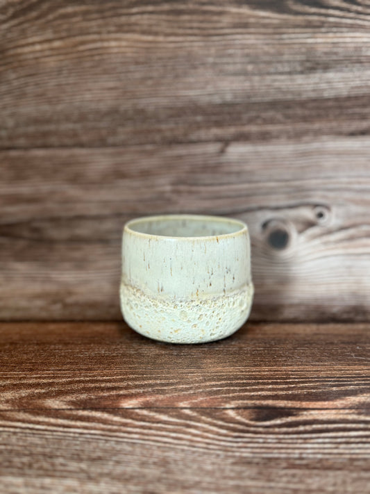 Hvid kop med lavaglasur