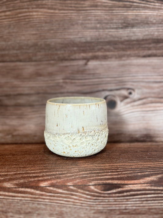 Hvid kop med lavaglasur