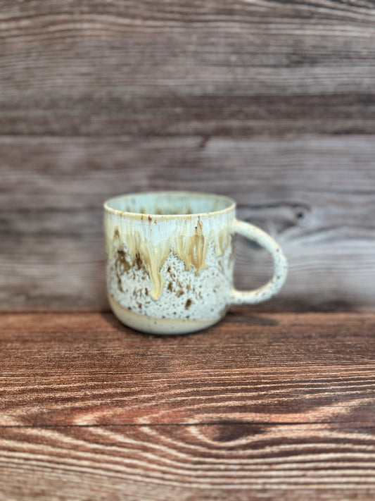 Beige kop med pletter