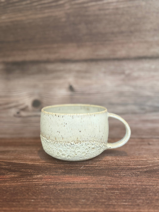 Hvid kop med havskum