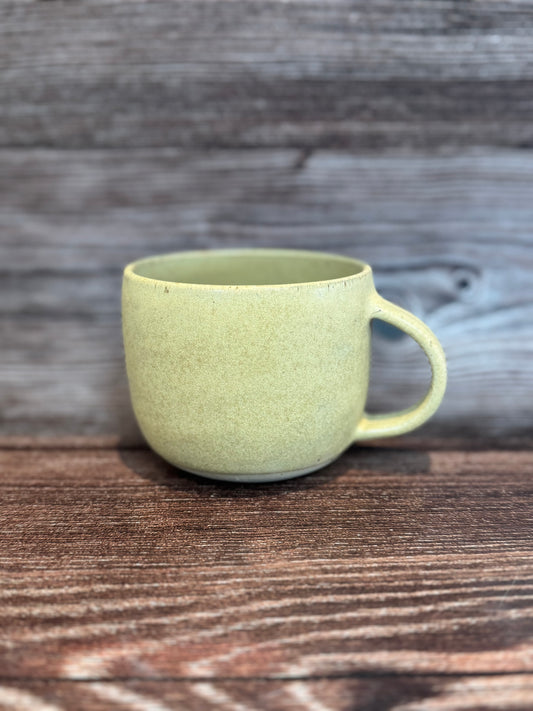 Gul/grønlig kop med hank